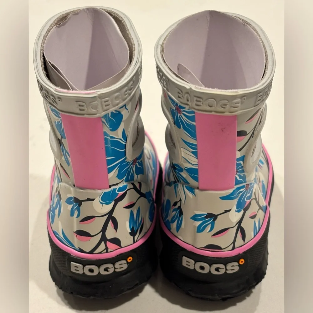 NWOT Bogs Kids Size 4 US / 20 Euro Skipper Magnolia Rain Boots Oyster Color